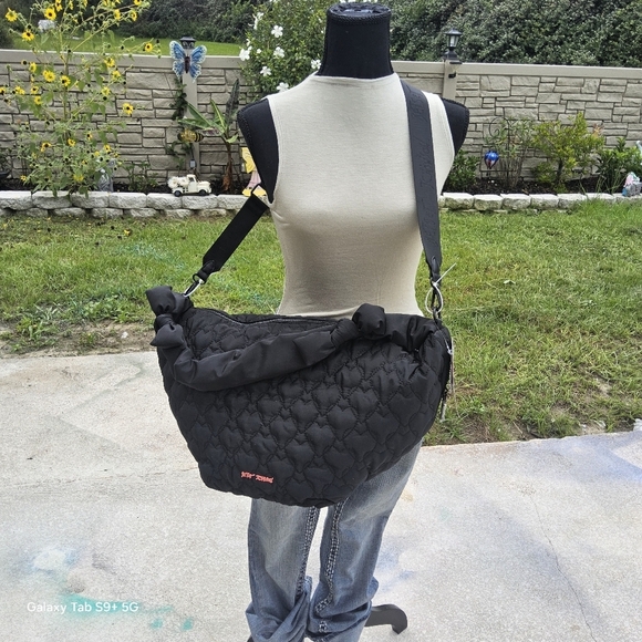 BETSEY JOHNSON BLACK NYLON QUILTED HEARTS XLARGE SLING BAG w/BOWS - Picture 5 of 12